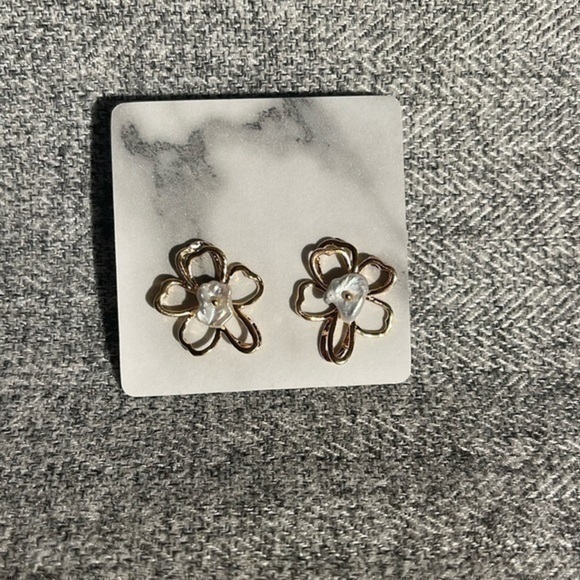 Anthropologie Jewelry - Anthropologie Pearl Flower Post Earrings. NEW
